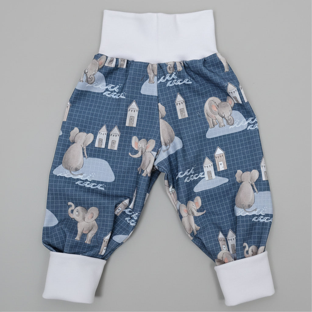 Babyhose aus Baumwolljersey mit Elefantenmotiv in blau und weiss, handgefertigt in der Schweiz, swiss made