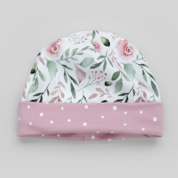 Babymütze aus Baumwolljersey mit Rosenmotiv in weiss und rosa, handgefertigt in der Schweiz, swiss made