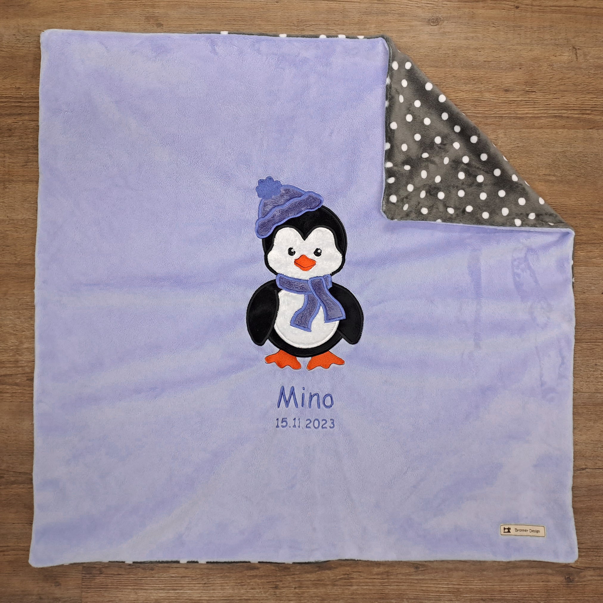 personalisierte kuschelige Babydecke mit Pinguinsujet in lila, swiss made
