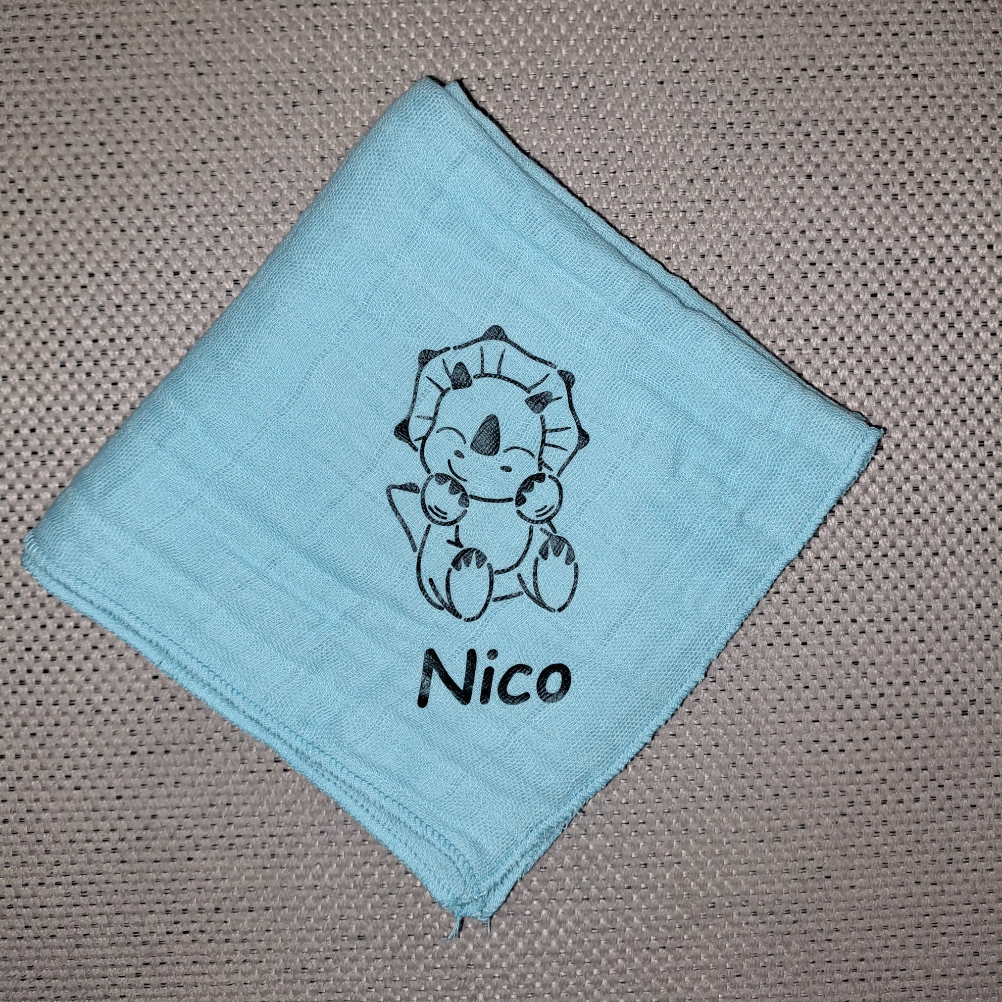 Nuscheli Dinosaurier Triceratops, diverse Farben