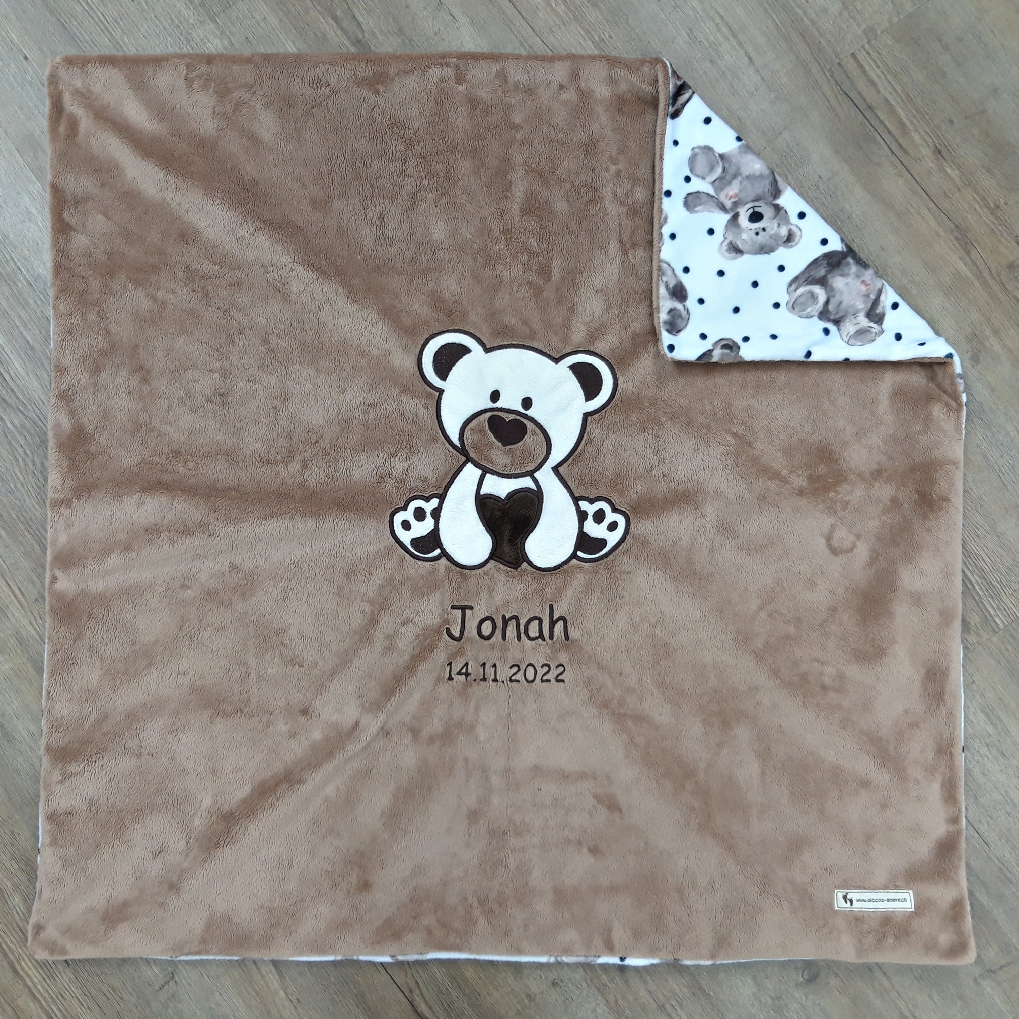 Babykuscheldecke in taupe mit Bär, handgefertigt in der Schweiz