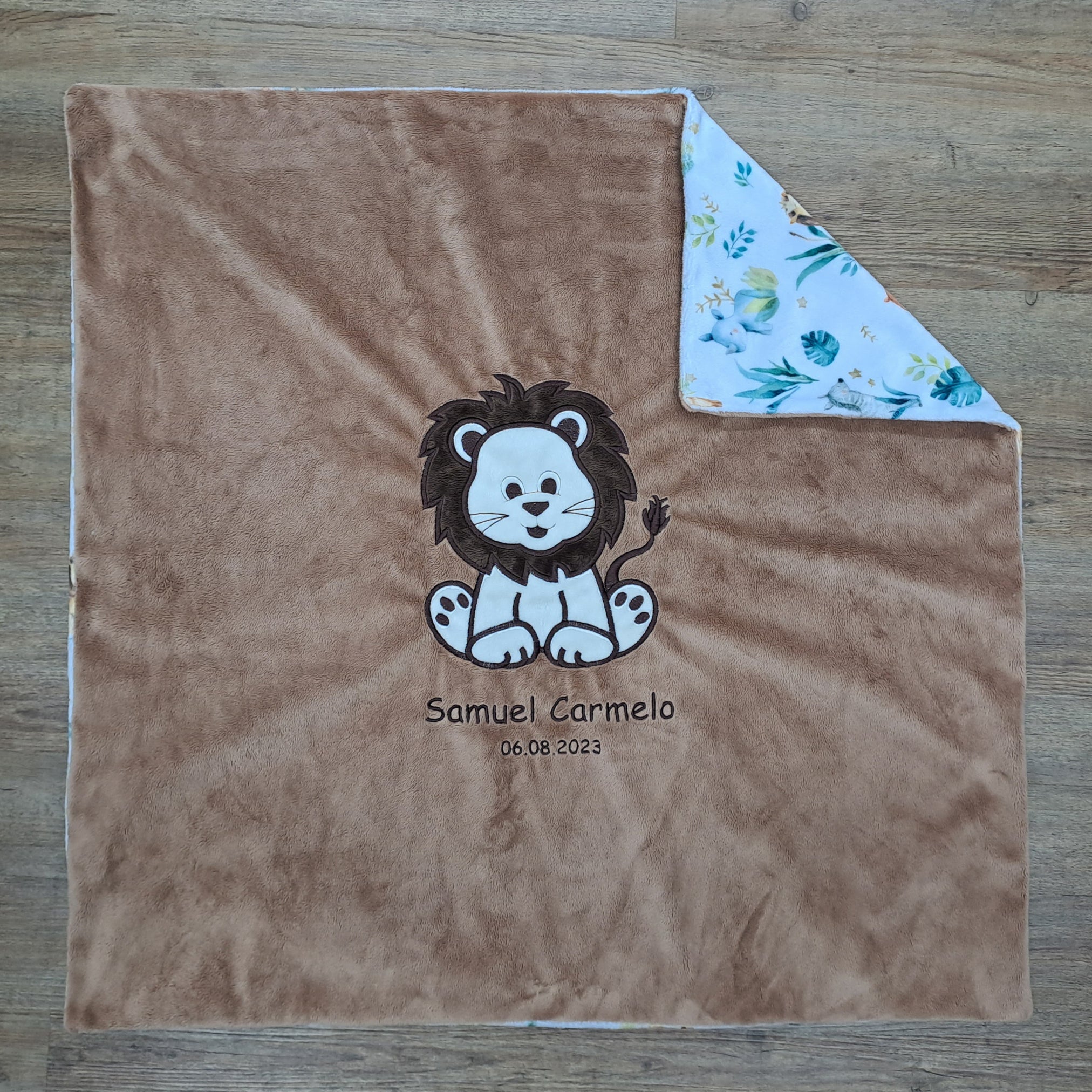 Babykuscheldecke in taupe mit Löwe, handgefertigt in der Schweiz