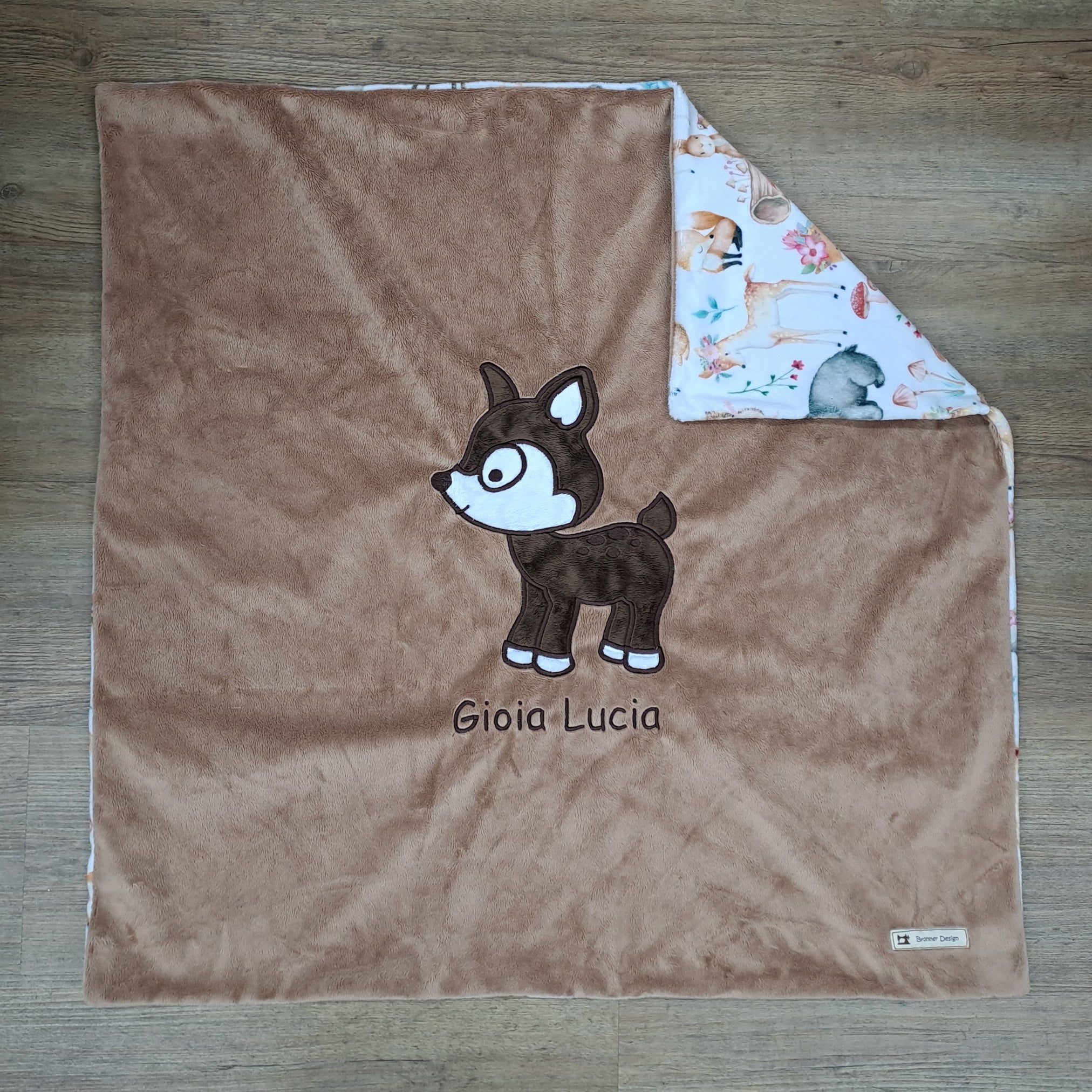 Babykuscheldecke in taupe mit Reh, handgefertigt in der Schweiz