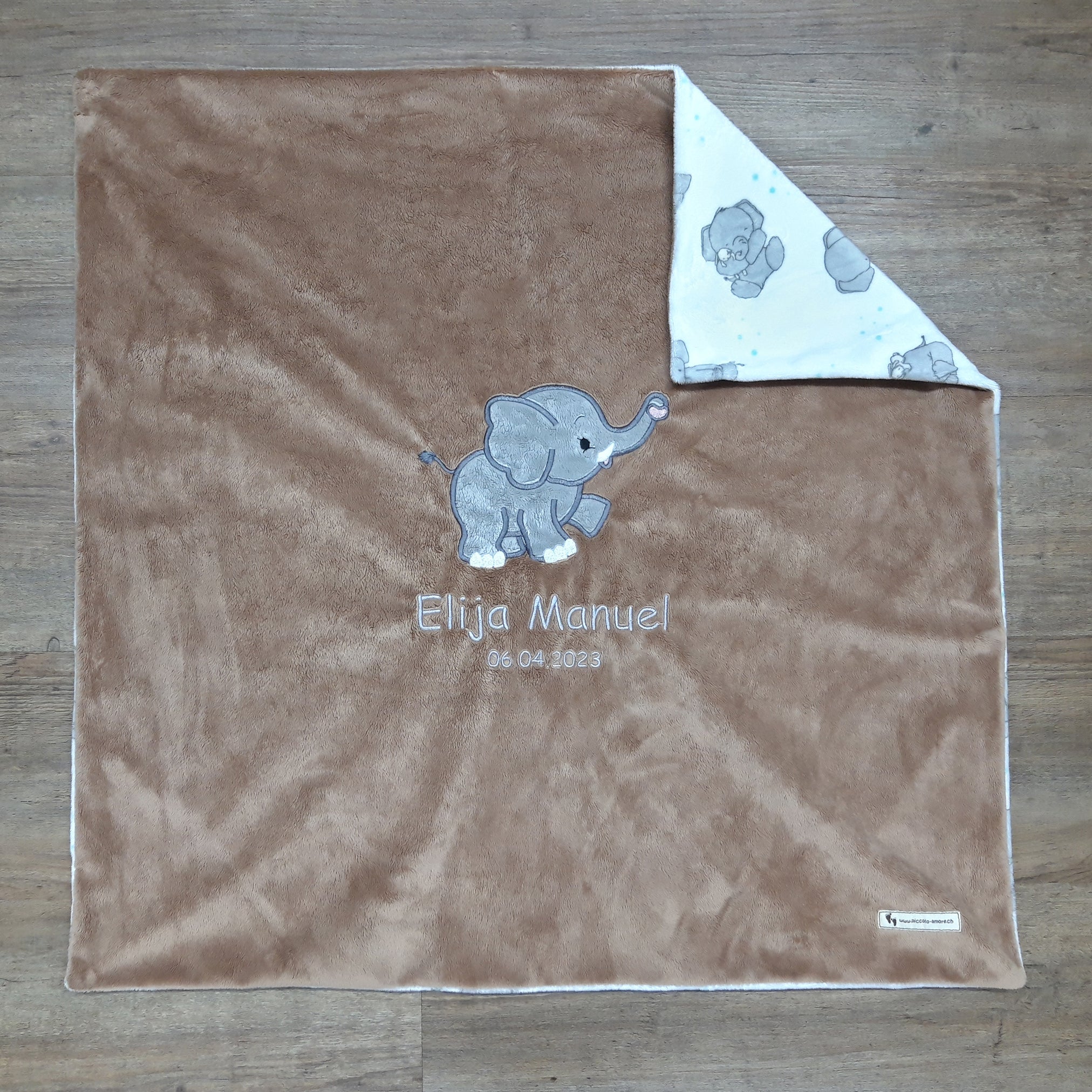 Babykuscheldecke in taupe mit Elefant, handgefertigt in der Schweiz