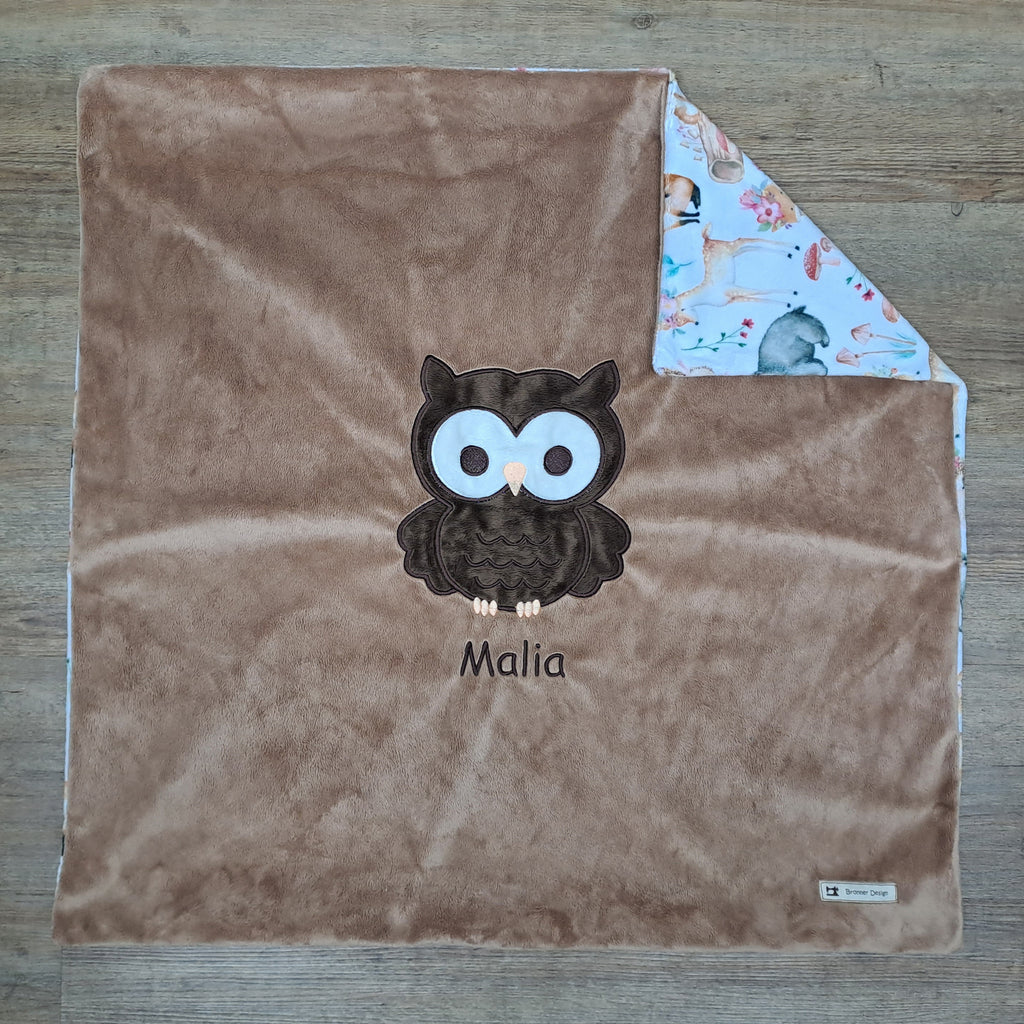 Babykuscheldecke in taupe mit Eule, handgefertigt in der Schweiz