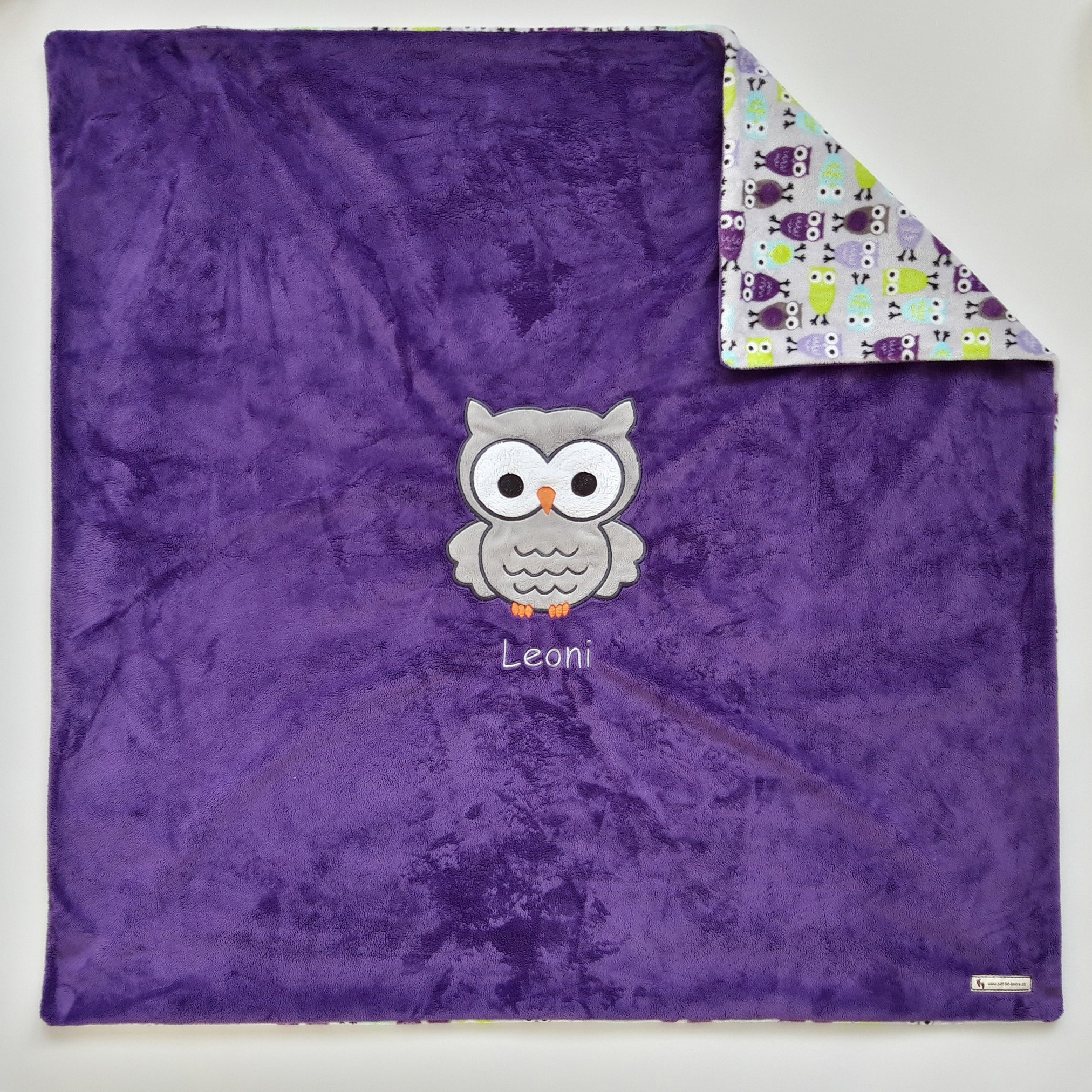 Babykuscheldecke in violett mit Eule, handgefertigt in der Schweiz