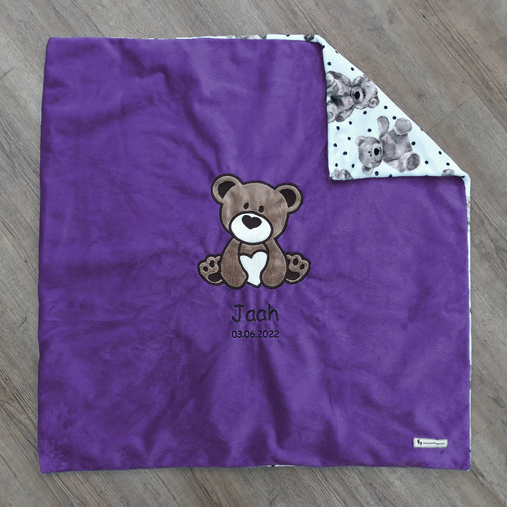 Babykuscheldecke in violett mit Bär, handgefertigt in der Schweiz